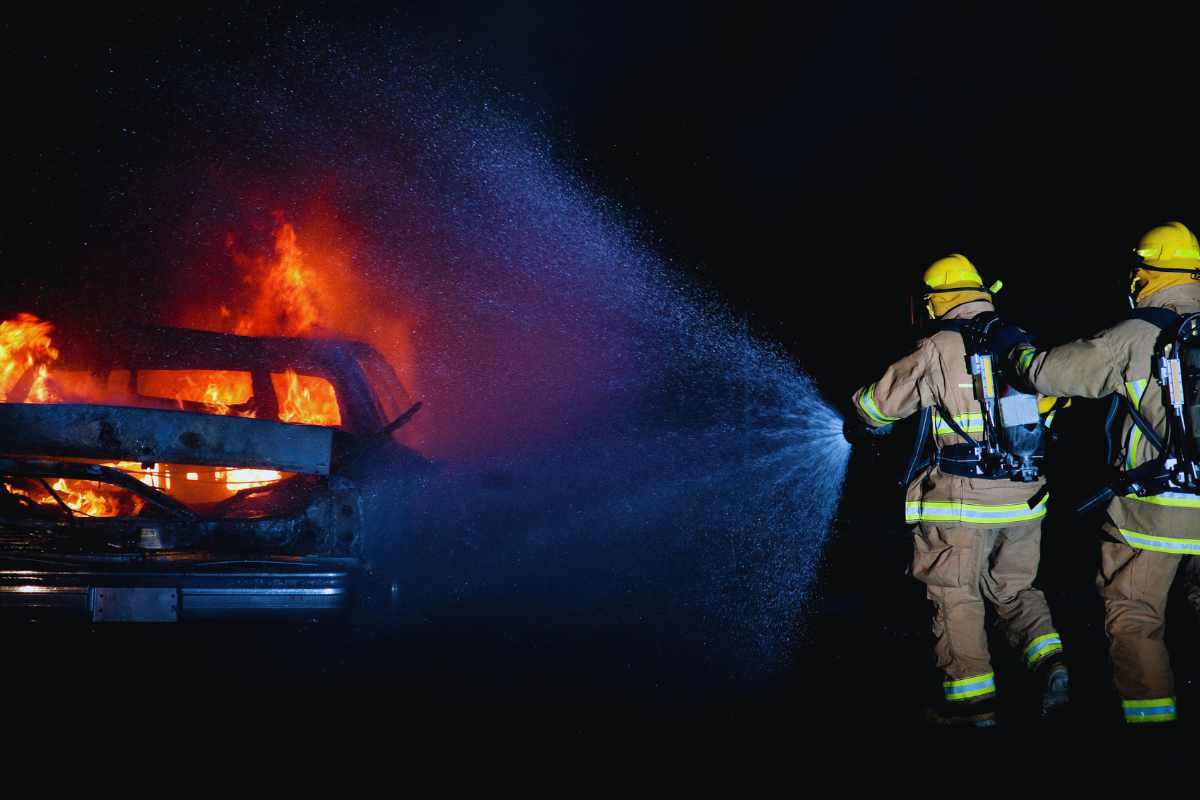 come si spegne un'auto elettrica in fiamme